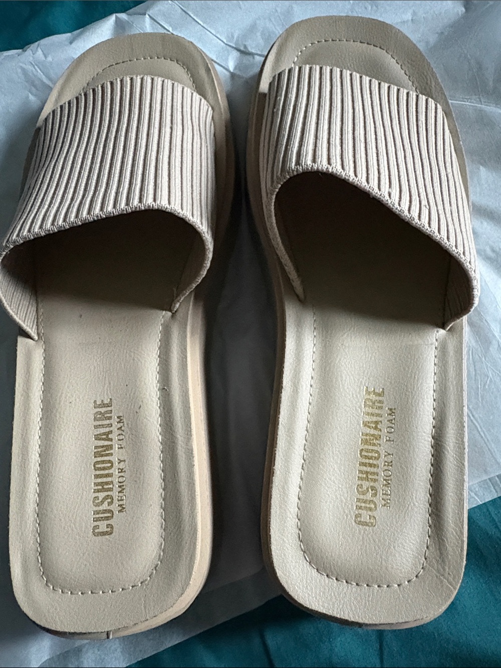 Cushionaire Women's Cream Ribbed Slide Sandals